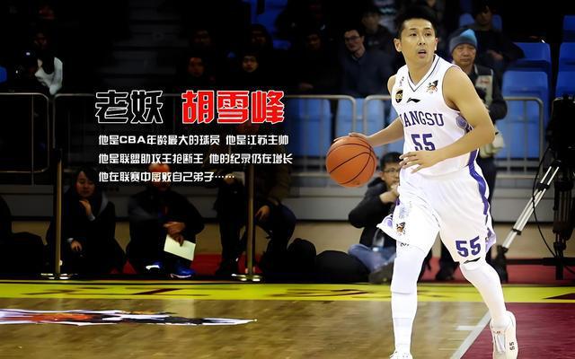 赛场上一位球员传球精准，助攻得分