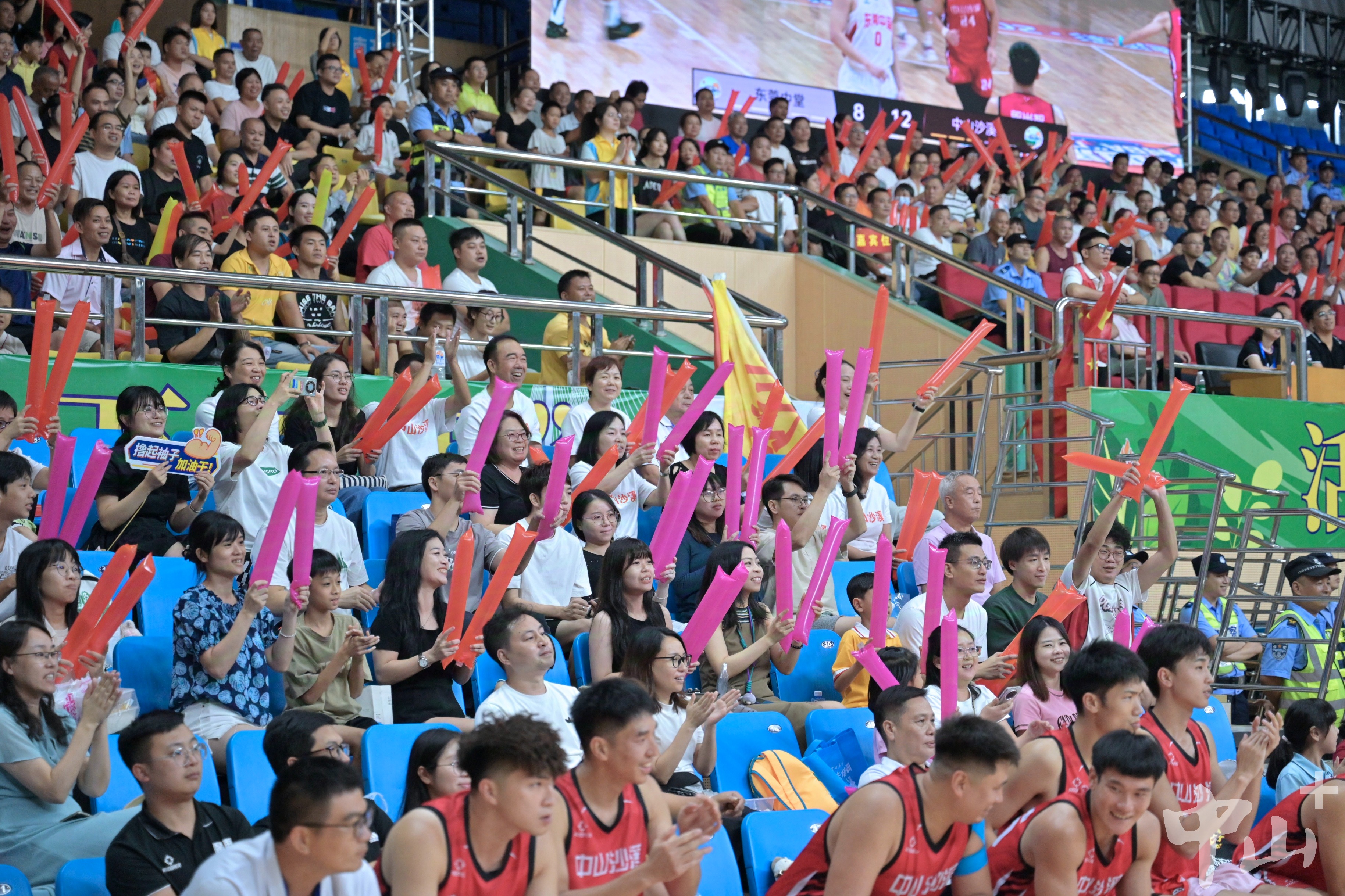 球队比赛中展现出色技术,为观众带来精彩 球队比赛中展现出色技术,为观众带来精彩