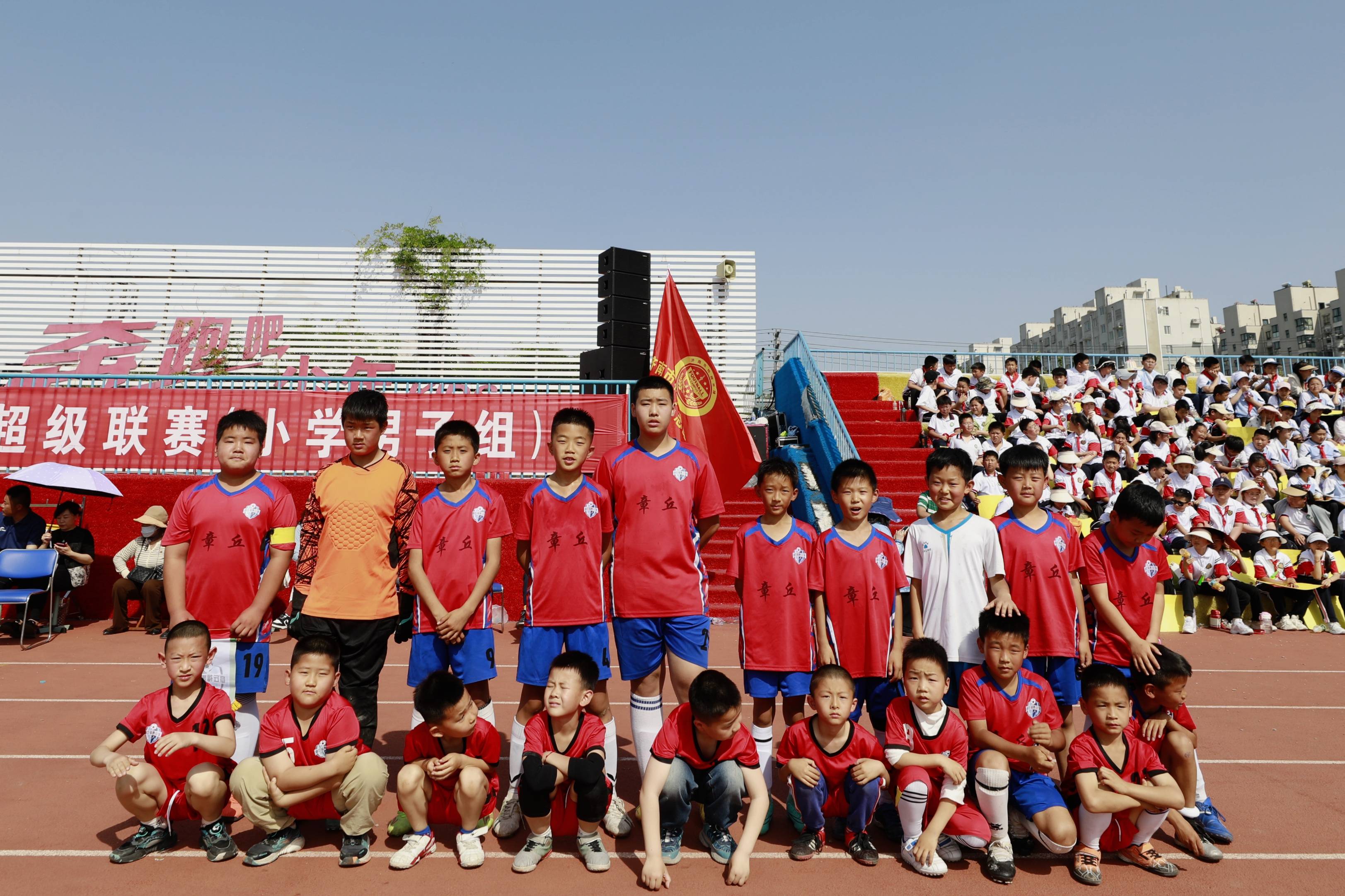 一场精彩的足球比赛掀起观众热情 一场精彩的足球比赛掀起观众热情