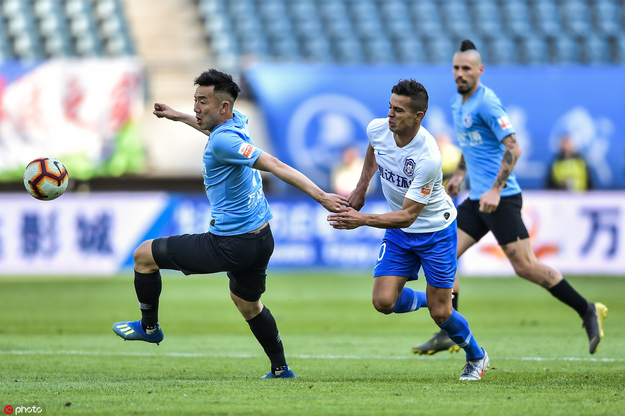 包含天津泰达客场险胜！外援双响助球队逆转的词条