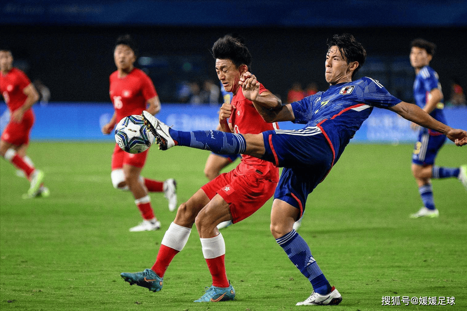 开云体育入口-关于足球场上冲突不断，双方球员上演激烈对抗的信息
