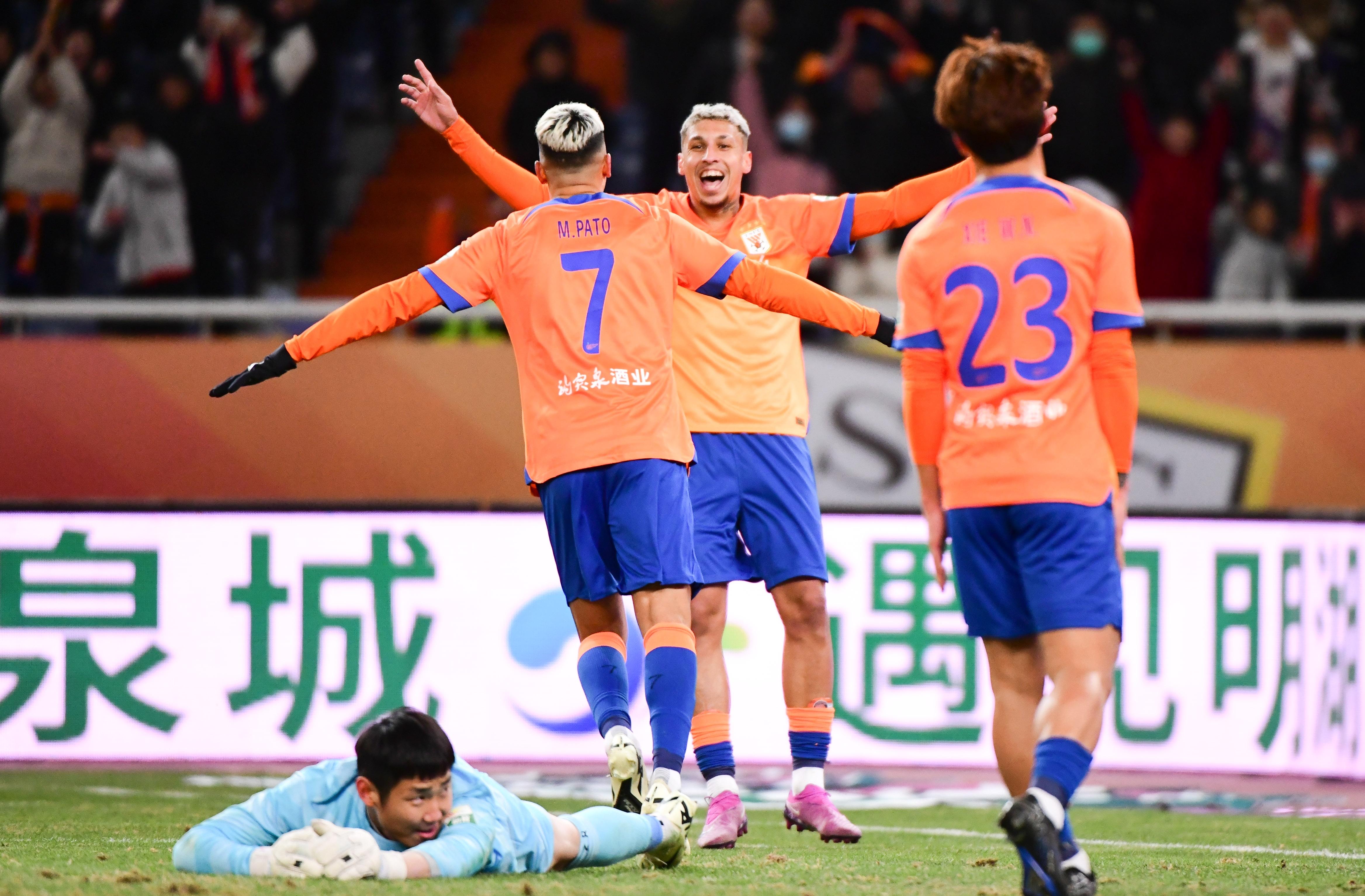 关于足球场上冲突不断,双方球员上演激烈对抗的信息 关于足球场上冲突不断,双方球员上演激烈对抗的信息