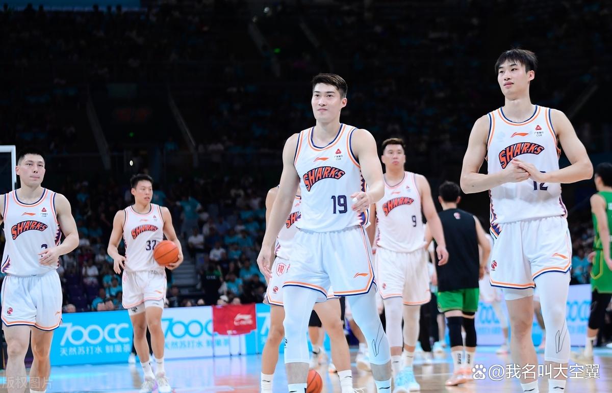 上海男篮攻守俱佳,轻取客场胜利 上海男篮攻守俱佳,轻取客场胜利