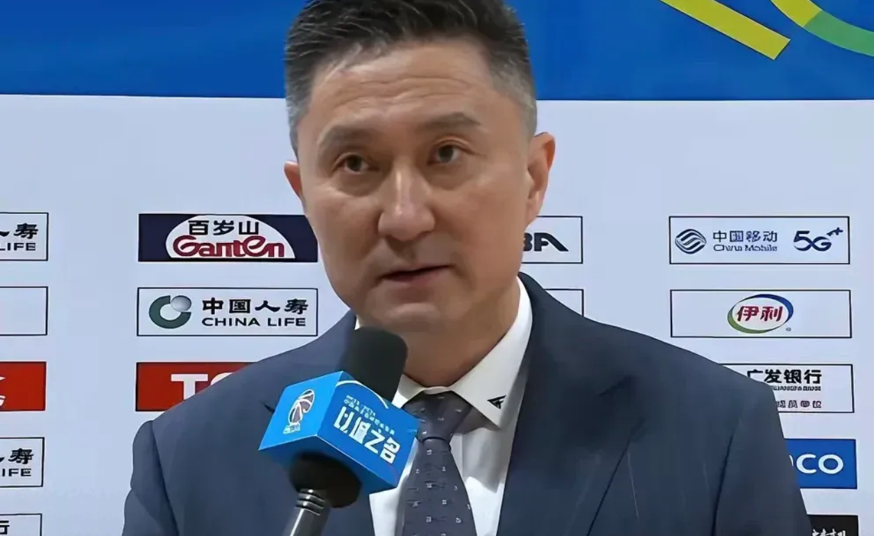 开云官网-队内矛盾激化,教练怒斥球员团结一致