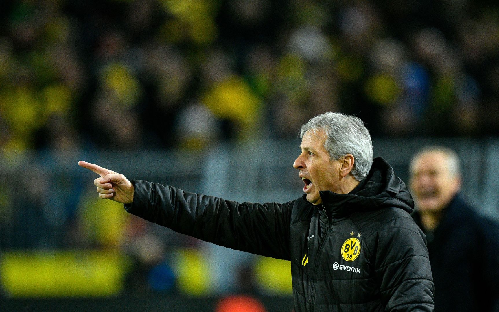 鲁尔区德比再现,门兴获得关键胜利 鲁尔区德比再现,门兴获得关键胜利