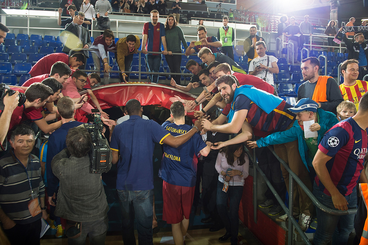 激烈的比拼引发球迷们的狂热