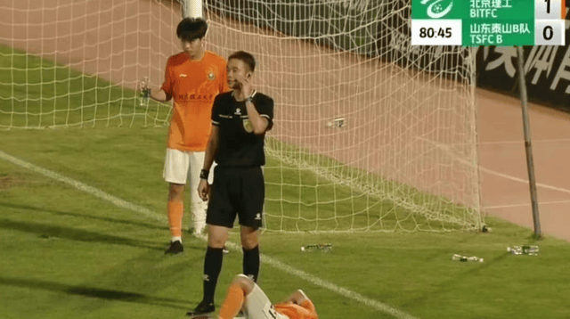 开云体育入口-球队内部冲突：裁判纠纷现场惹火的简单介绍