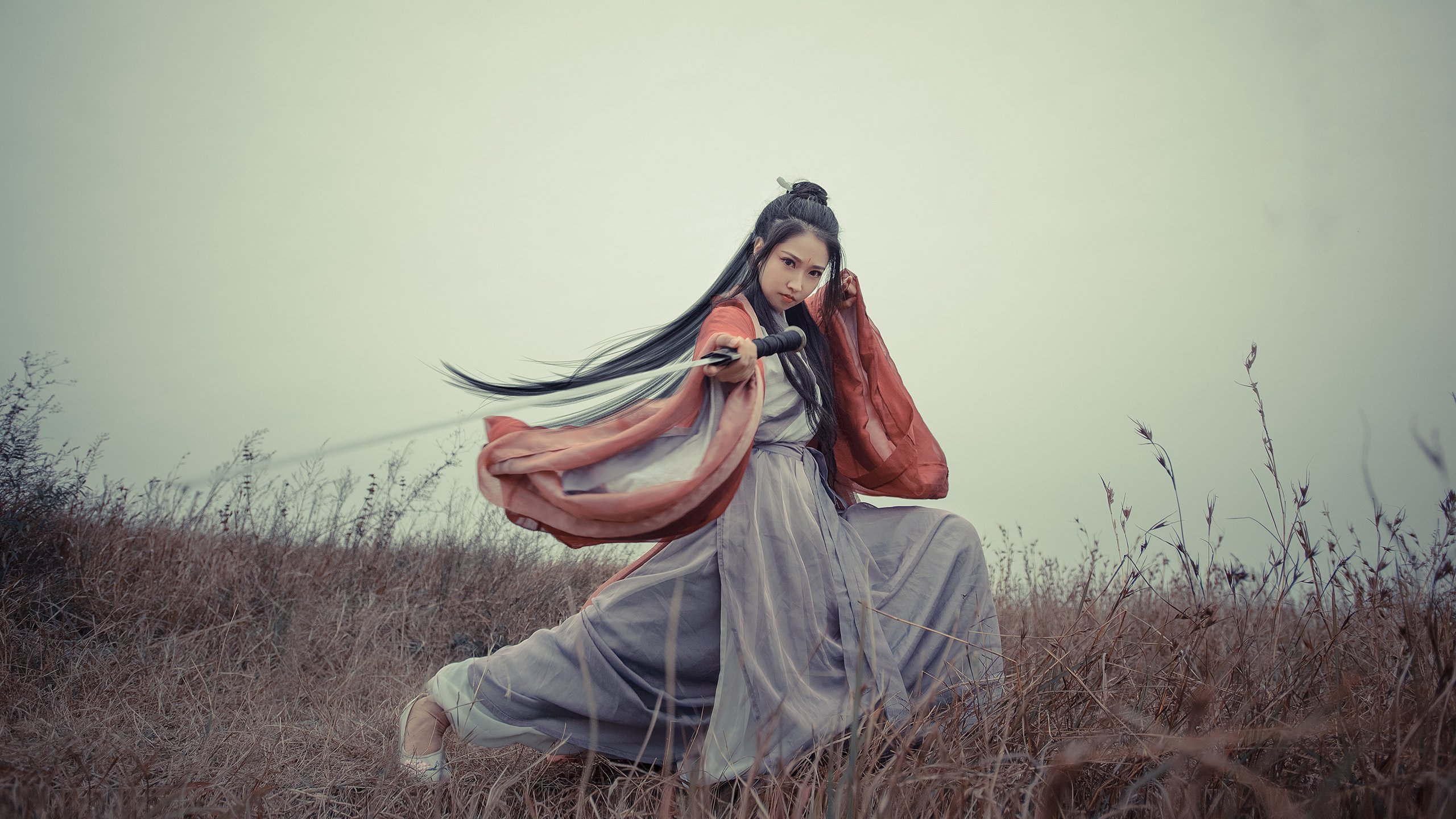 巴黎的雨与奥纳纳的烈日,当旧秩序在东西方赛场同时倾覆