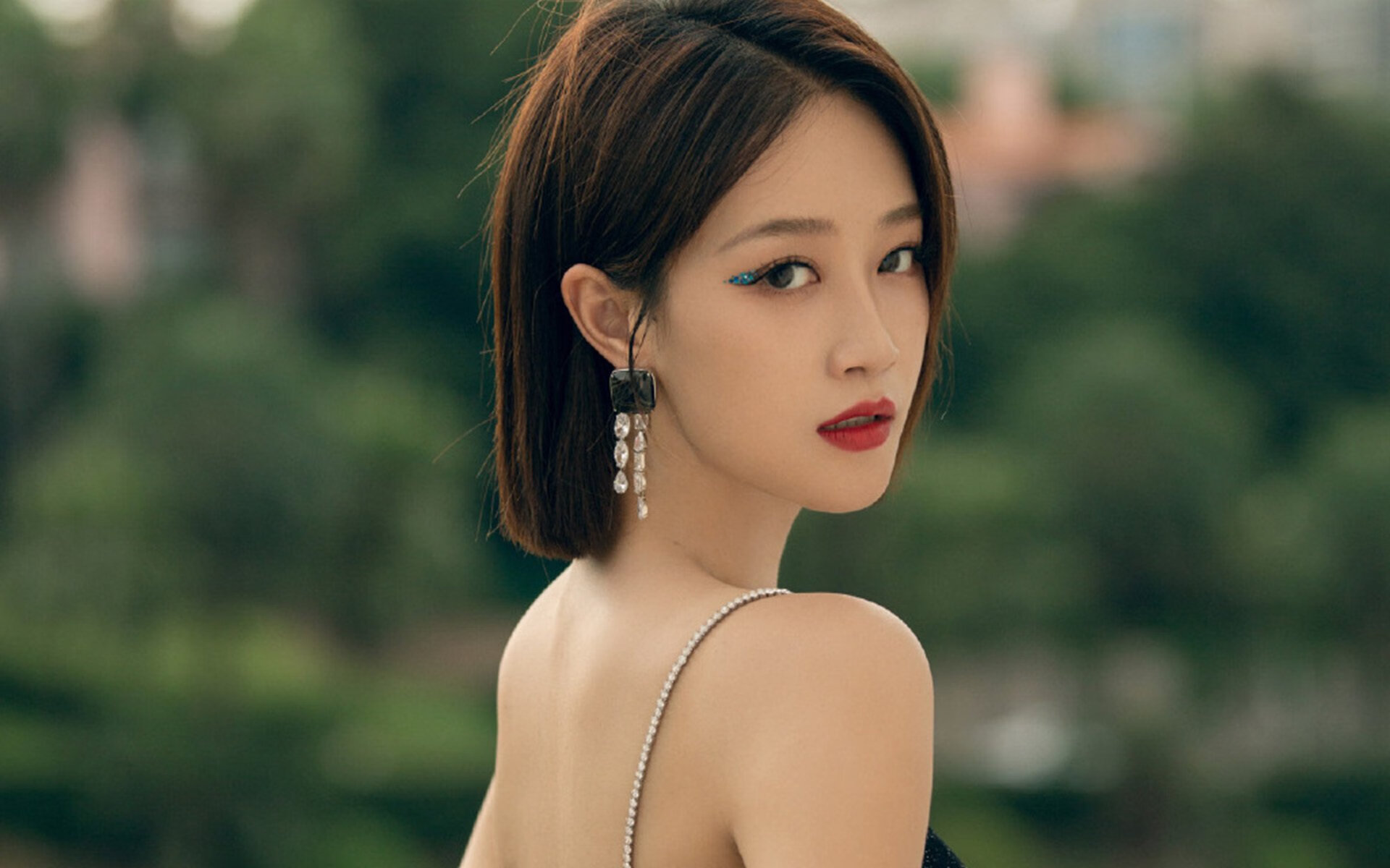 英超神兵与西甲铁流，足球战术光谱的两极