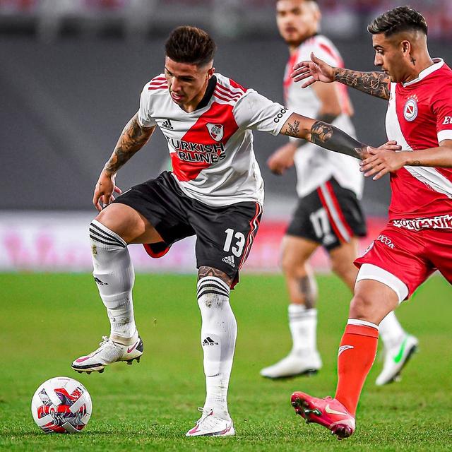 阿根廷防守锁死冰岛,恩佐在欧冠决赛接管比赛 阿根廷防守锁死冰岛,恩佐在欧冠决赛接管比赛