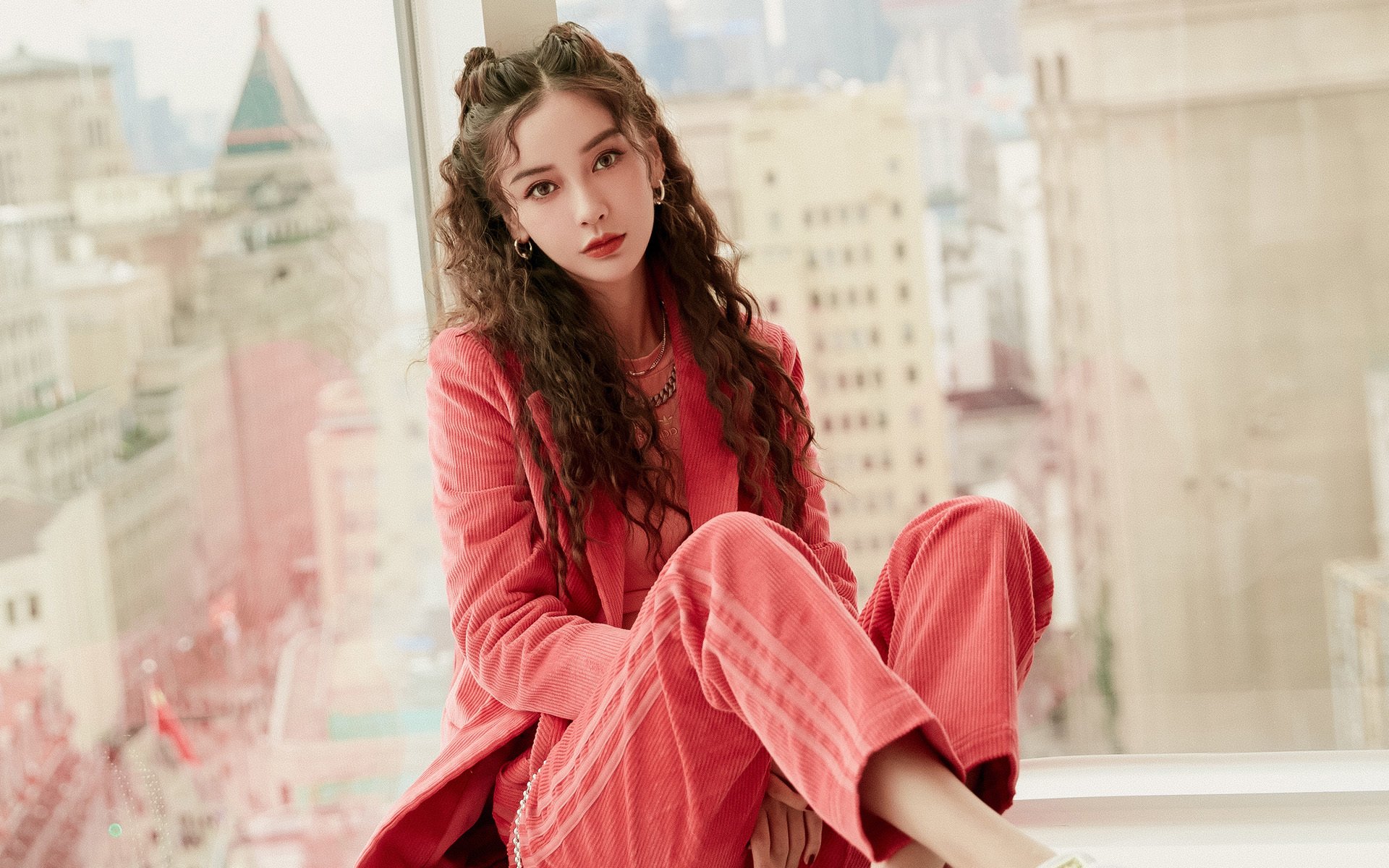 赛道绿茵场交相映照，阿圭罗关键夜与F1街道赛的王者共振